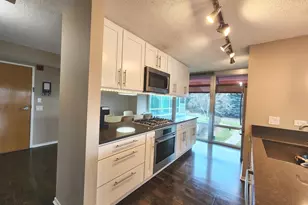 9655 Woods Dr, Skokie, IL 60077 - Photo 11