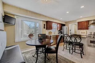 3881 Bordeaux Dr, Hoffman Estates, IL 60192 - Photo 11