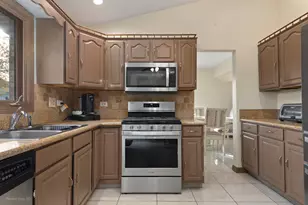 5319 Martha Ln, Oak Forest, IL 60452 - Photo 9