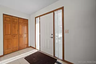 114 Elmtree Ct, Saint Charles, IL 60174 - Photo 5