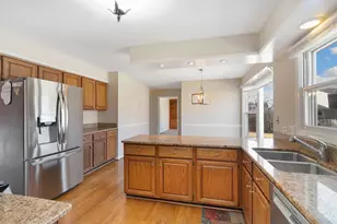 2202 N Williamsburg St, Arlington Heights, IL 60004 - Photo 11