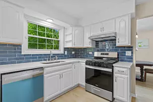 10S241 Wallace Dr, Downers Grove, IL 60516 - Photo 9