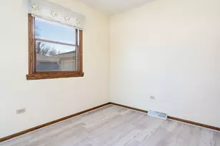 1327 Timberline Dr, Joliet, IL 60431 - Photo 15