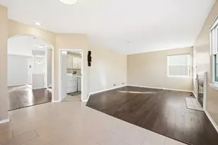 2140 Colchester Ave, Hoffman Estates, IL 60192 - Photo 19