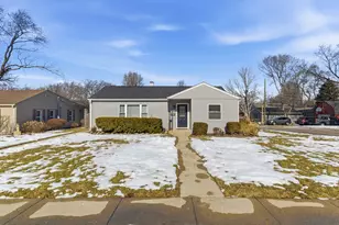 204 Woodlawn Dr, Mundelein, IL 60060 - Photo 1