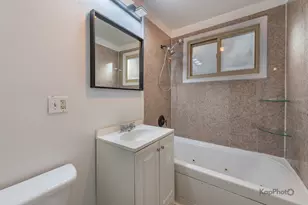 2041 W Jarvis Ave, Chicago, IL 60645 - Photo 17