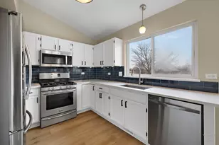 305 Harvest Gate Rd, Lake in the Hills, IL 60156 - Photo 7