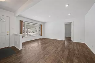 210 Brookhaven Dr, Elk Grove Village, IL 60007 - Photo 7