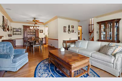 570 Woodview Avenue, Elk Grove Village, IL 60007 - Photo 3