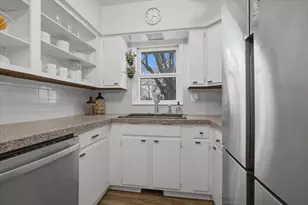 611 Vale St, Bloomington, IL 61701 - Photo 9