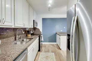 4250 N Marine Dr, Chicago, IL 60613 - Photo 9