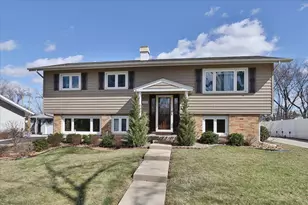 1335 Gentry Rd, Hoffman Estates, IL 60169 - Photo 1
