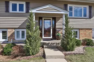 1335 Gentry Rd, Hoffman Estates, IL 60169 - Photo 3