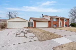 4905 50th St, Moline, IL 61265 - Photo 3