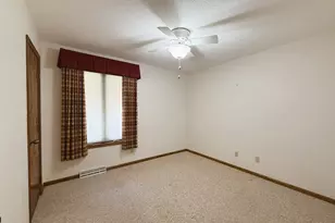 300 Fieldstone Ln, Dixon, IL 61021 - Photo 15