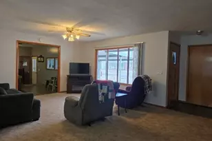 710 Country Ln, Carthage, IL 62321 - Photo 5