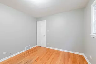 7637 S Essex Ave, Chicago, IL 60649 - Photo 15