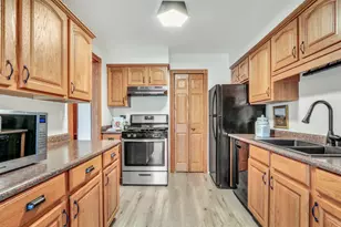 5231 Rockpointe Ct, Gurnee, IL 60031 - Photo 9