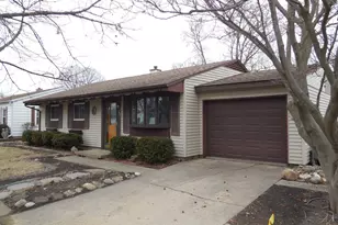 740 Hiawatha Dr, Ottawa, IL 61350 - Photo 1