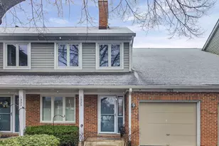 1525 N Kendal Ct, Arlington Heights, IL 60004 - Photo 1