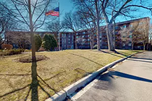 120 Lakeview Dr, Bloomingdale, IL 60108 - Photo 1