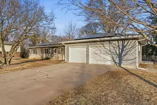 2610 31st St, Moline, IL 61265 - Photo 3