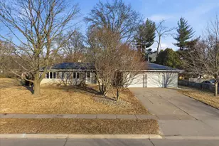 2610 31st St, Moline, IL 61265 - Photo 7