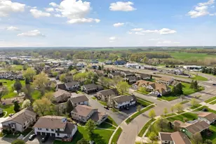 1729 Cedarbrook Ct, Sycamore, IL 60178 - Photo 7