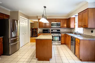 17945 W Pond Ridge Cir, Gurnee, IL 60031 - Photo 9