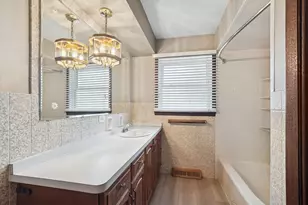 10506 S Michael Dr, Palos Hills, IL 60465 - Photo 9