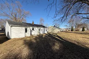 745 E Oak St, Watseka, IL 60970 - Photo 5