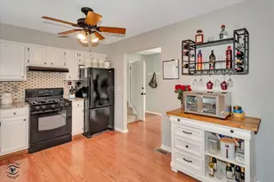 1924 Forrest Blvd, Saint Charles, IL 60174 - Photo 9