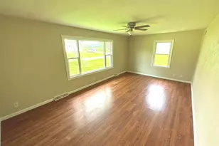 145 Hickory Grove St, Salem, IL 62881 - Photo 5