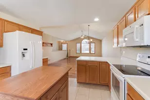 1407 Windham Hill Rd, Bloomington, IL 61704 - Photo 11