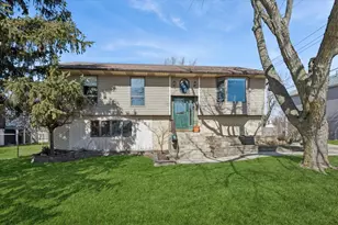 906 E Streamwood Blvd, Streamwood, IL 60107 - Photo 1