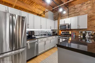 375 W Erie St, Chicago, IL 60654 - Photo 9