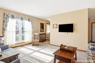 742 Dartmouth Dr, Island Lake, IL 60042 - Photo 9