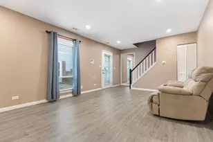 817 Wellington Ave, Elk Grove Village, IL 60007 - Photo 3