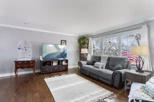 2208 Hiawatha Pkwy, Woodridge, IL 60517 - Photo 9