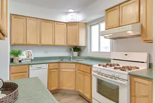 73 S Beck Rd, Lindenhurst, IL 60046 - Photo 7