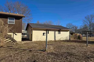 305 E 3rd St, Bowen, IL 62316 - Photo 27