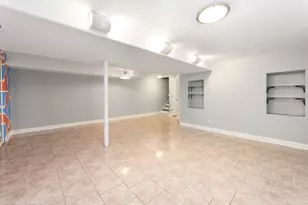 37 Briarwood Ln, Indian Head Park, IL 60525 - Photo 11