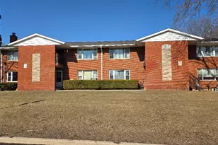 10 Arrowhead Dr, Algonquin, IL 60102 - Photo 1