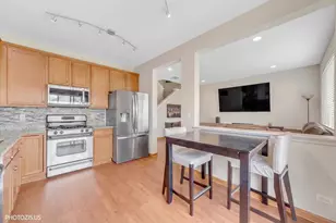 634 W Jonathan Dr, Round Lake, IL 60073 - Photo 9