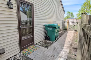 235 E Manchester Dr, Wheeling, IL 60090 - Photo 3