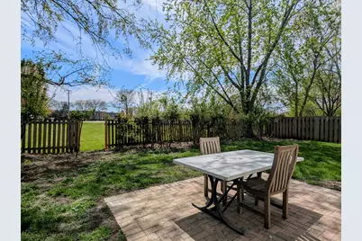 235 E Manchester Drive, Wheeling, IL 60090 - Photo 5