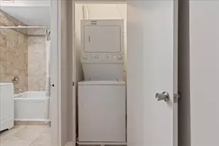 609 W Melrose St, Chicago, IL 60657 - Photo 15