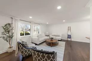 526 S Springinsguth Rd, Schaumburg, IL 60193 - Photo 5