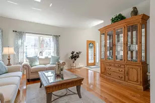 204 N Crooked Lake Ln, Lindenhurst, IL 60046 - Photo 9