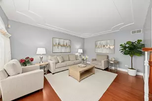 6722 Sweetbriar Ln, Darien, IL 60561 - Photo 13